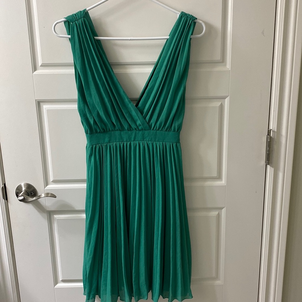 Moon Collection green chiffon sleeveless pleated v-neck & v-back dress small